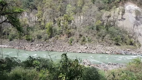 Ganga river flow in Uttarakhand Vídeo Stock 106715165
