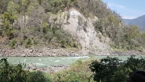 Ganga river flow in Uttarakhand 库存影片 106715282