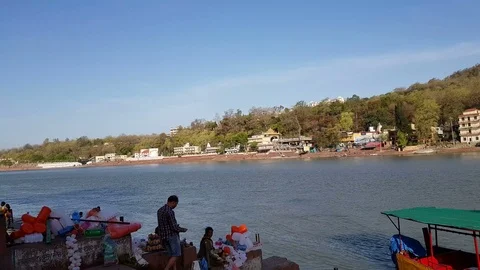 Ganga river flow in Uttarakhand Vídeo Stock 106715404