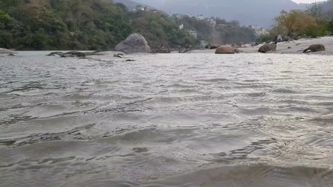 Ganga river flow in Uttarakhand 库存影片 106715520