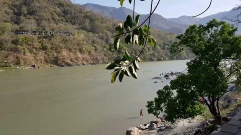 Ganga river flow in Uttarakhand 库存影片 106715874