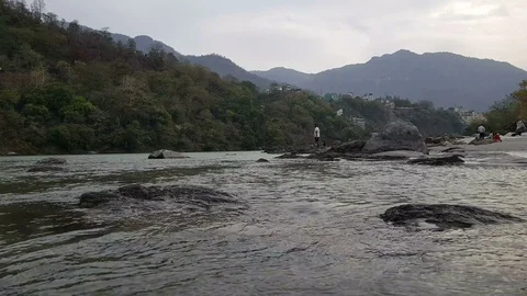 Ganga river flow in Uttarakhand 库存影片 106716034