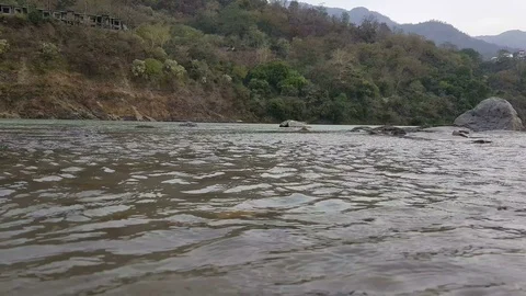 Ganga river flow in Uttarakhand 库存影片 106716089