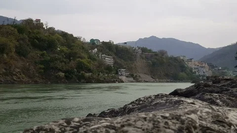 Ganga river flow in Uttarakhand 库存影片 106717044