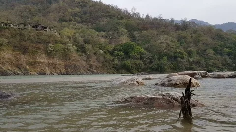 Ganga river flow in Uttarakhand 库存影片 106717098