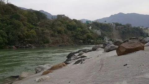 Ganga river flow in Uttarakhand 库存影片 106717144