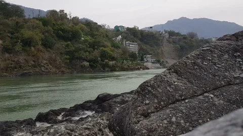 Ganga river flow in Uttarakhand 库存影片 106717185