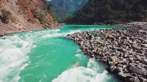Ganga River Rapids Flowing Through Mountain Valley in Rishikesh, Uttarakhand Stockbeeldmateriaal 334180374