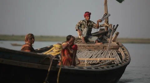 Ganges Boat in River Vidéo 8555366