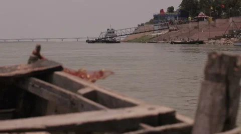 Ganges Boat in River 動画素材 8555393