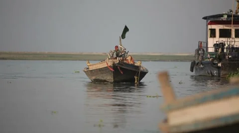 Ganges Boat in River WS Vidéo 8555323