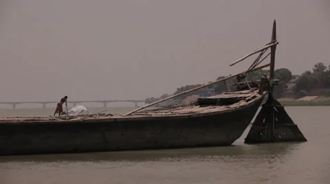 Ganges Boat in River WS 動画素材 8555328