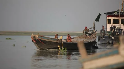 Ganges Boat in River WS Vidéo 8555350