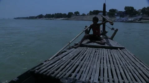 Ganges Boy on Boat LS 動画素材 8555316