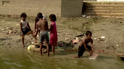 Ganges Children On Waterfront Видео 10590342