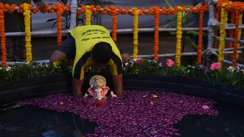 Ganpati immersion inside artificial pond at Dadar in mumbai Stock Footage 115508943