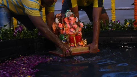 Ganpati immersion inside artificial pond in mumbai Stock Footage 115508985