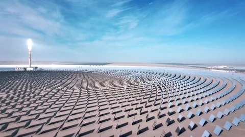 Gansu, 12 october 2025: Mirrors Concentrate Sunlight Into the Clean Energy Stock Footage 324928197