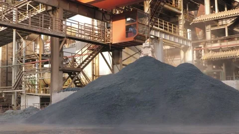 Gantry crane grab granulating slag from granulating pit， to produce building 스톡 동영상 130889554