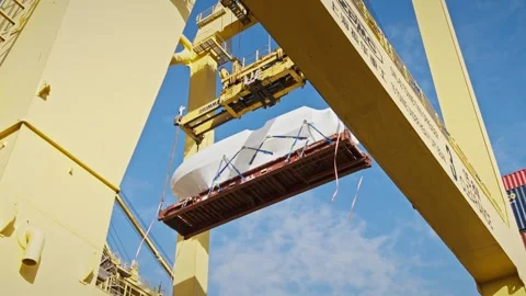 Gantry crane lifting oversized cargo at shipping dock. 스톡 동영상 334250542