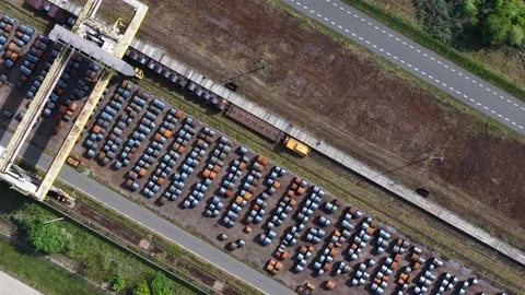 Gantry crane loading steel coils onto a freight train aerial view Vidéo 334314734