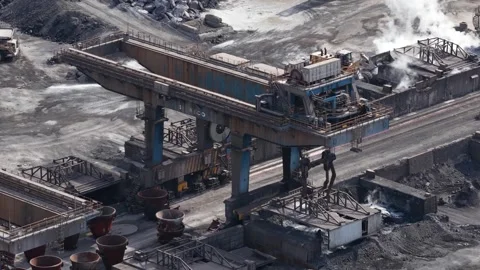 Gantry crane transporting hot slag at steel mill industrial site 库存影片 334314943