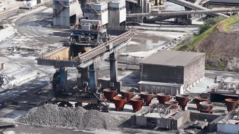 Gantry crane transporting raw material at an industrial steel mill Видео 334316709