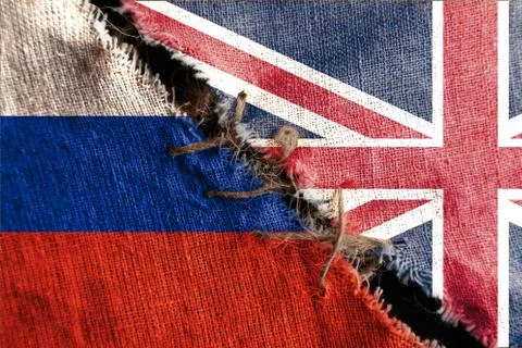 The gap between the two flags, Russia  and Great Britain, as a concept of pol Foto stock