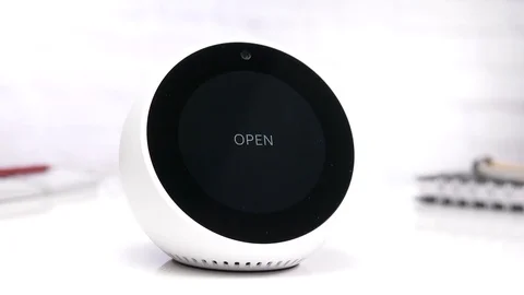 GARAGE OPEN Message on a Smart Home Assistant Display Screen 스톡 동영상 94090337