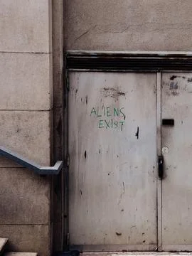 Garage with text Alien exists Foto stock