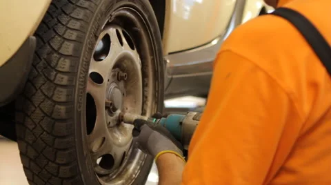 Garage: wheel change 動画素材 59829510