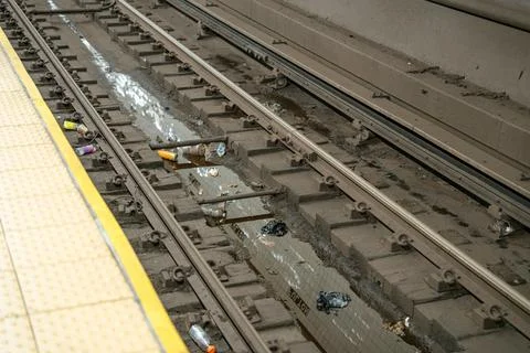 Garbage And Plastic Bottles Lying On Tracks In New York City Subway Stock-Fotos