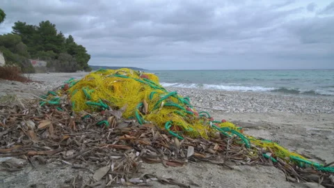 Garbage on the beach Vidéo 243025649