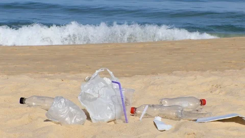 Garbage at the beach hurting the beautiful environment 库存影片 108883935