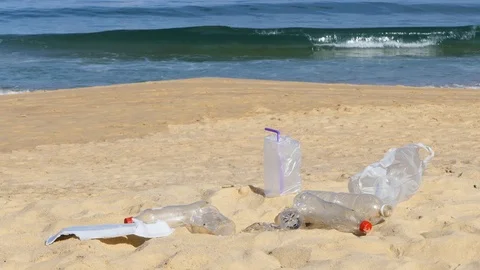 Garbage at the beach hurting the beautiful environment 库存影片 109074733