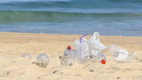 Garbage at the beach hurting the beautiful environment 库存影片 109081377