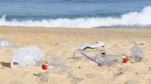 Garbage at the beach hurting the beautiful environment Vídeo Stock 109102961