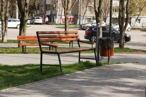 A garbage bin with a garbage bag is installed in a public place, a park. Lo.. Foto stock
