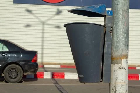 Garbage bin hanged 库存照片