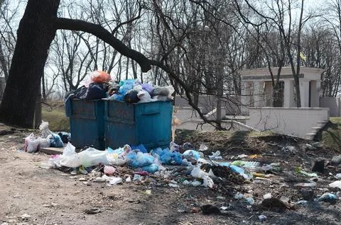 Garbage can is packed with garbage and waste. Untimely removal of garbage i.. Stock-Fotos
