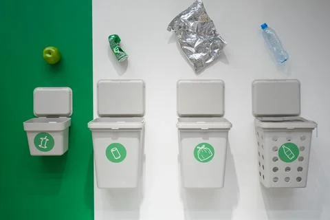 Garbage cans for separate garbage collection. Food waste tank, paper trash Foto stock