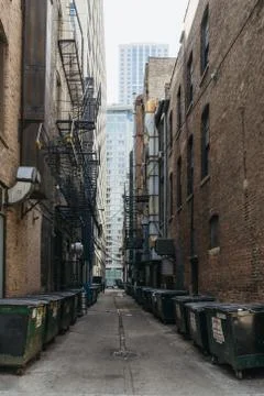 Garbage cans stand between buildings in a courtyard of Chicago. Foto stock