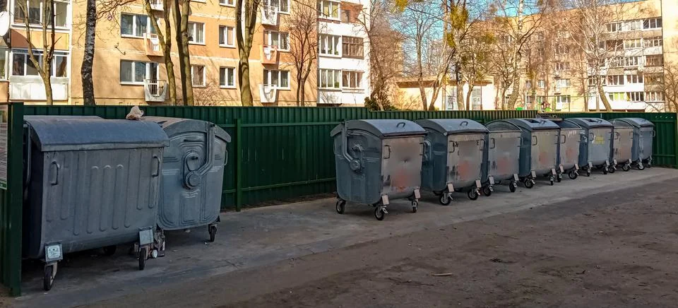 Garbage cans in the yards. Foto stock