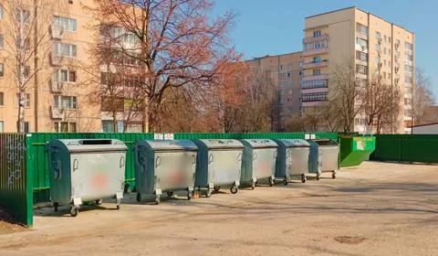 Garbage cans in the yards. Foto stock