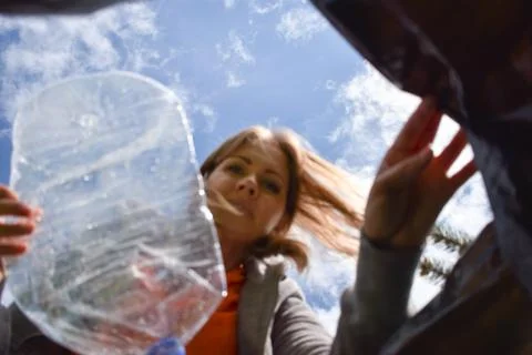 Garbage cleaning on the outside. Throwing plastic in the trash. Illustrazione stock