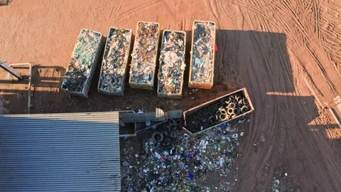 Garbage collecting and sorting site Vídeo Stock 260421111