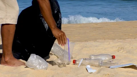 Garbage collection at the beach for the environment Видео 108883915