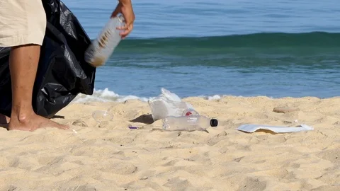 Garbage collection at the beach for the environment Vidéo 108884706