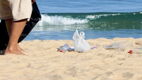 Garbage collection at the beach for the environment 库存影片 108910837