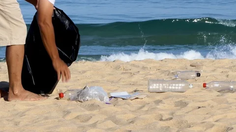 Garbage collection at the beach for the environment Видео 108914101